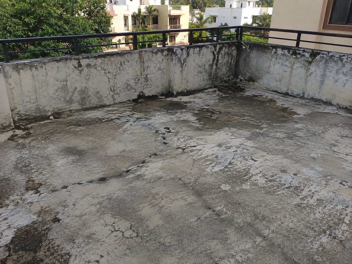 Antes: terraza de concreto manchada de humedad y agrietada